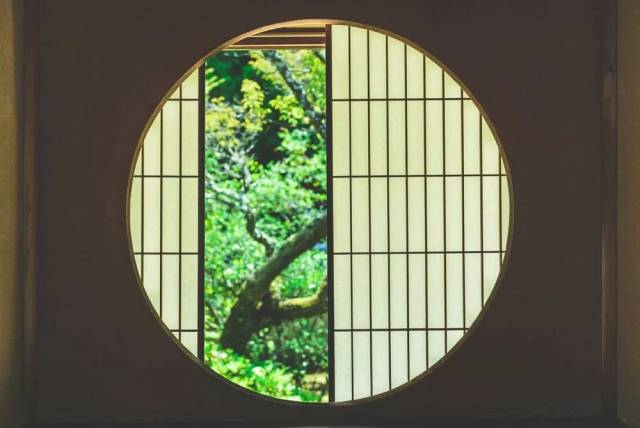 为什么日本动漫中,男主角都坐在靠窗倒数第二排?