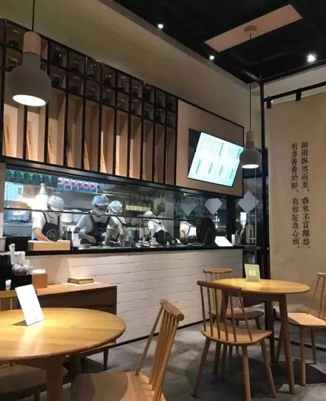 麦饼为卖点的早餐店 设计风格是实打实的文艺 明厨亮灶式的厨房
