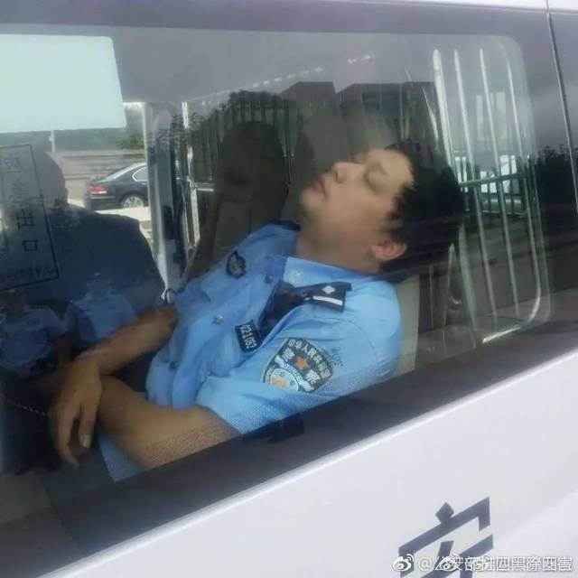 民警睡着了,同事帮忙给警嫂回微信