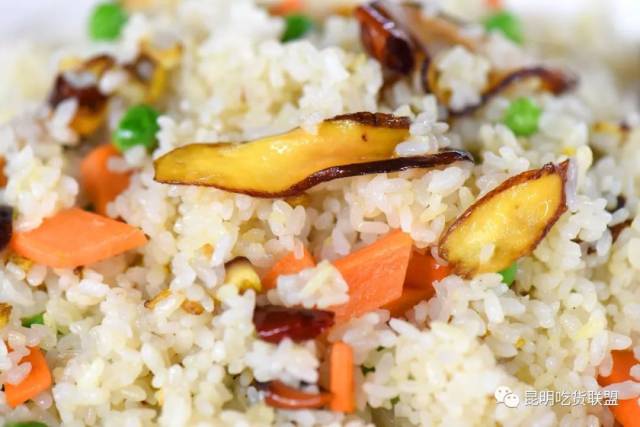 喷香四溢,满嘴菌香的牛肝菌炒饭 野生菌炒入米饭中,菌的鲜香融入米饭