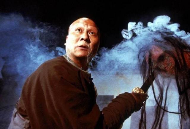 应该是在徐克执导的僵尸电影《千年僵尸王》(又名《僵尸大时代》)里