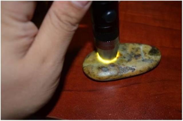 黄色卡瓦石 这种卡瓦石往往被商家充当带皮的白玉或者黄玉出售,价格高