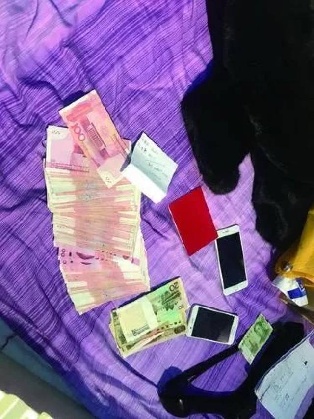 "老赖"家中查出的部分现金.