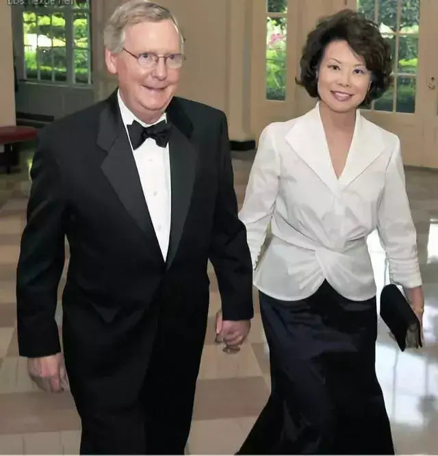 一路相识相知相爱,正准备订婚之际,赵小兰对麦康纳说: "按照我们中国