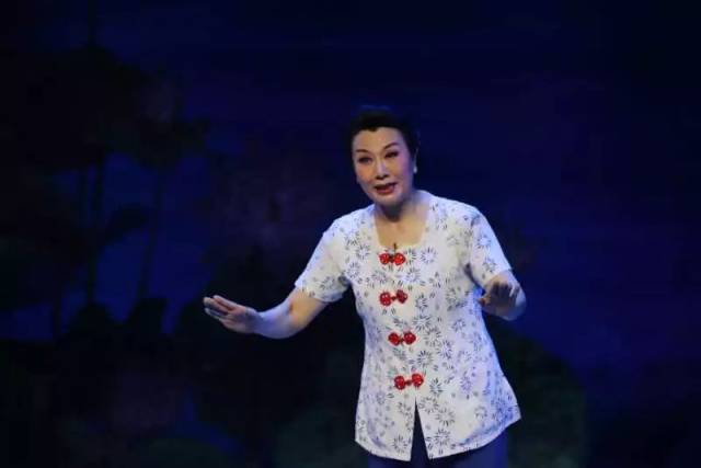 由河南豫剧院三团创排的大型现代豫剧《香魂女》在河南省儿童剧院精彩