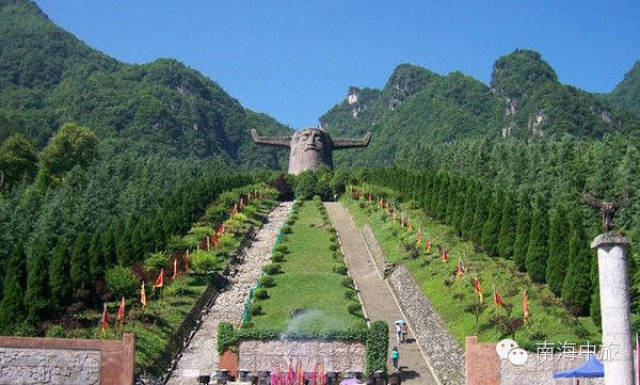神农架旅游度假区 天生桥景区 ▼ 进入神农架林区,游缆集奇洞,奇桥,奇