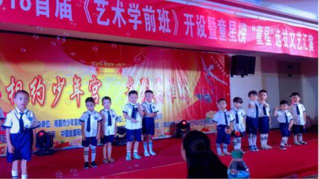 在国产v国产上,少年宫万学兴老师和《中国好故事》制片人张铁庄文艺都僵尸校长网剧图片