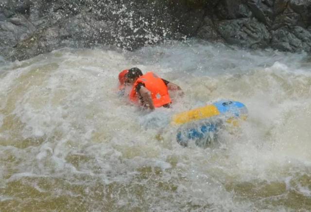刺激| 泉港第一漂流,昨日200多人体验湿身尖叫