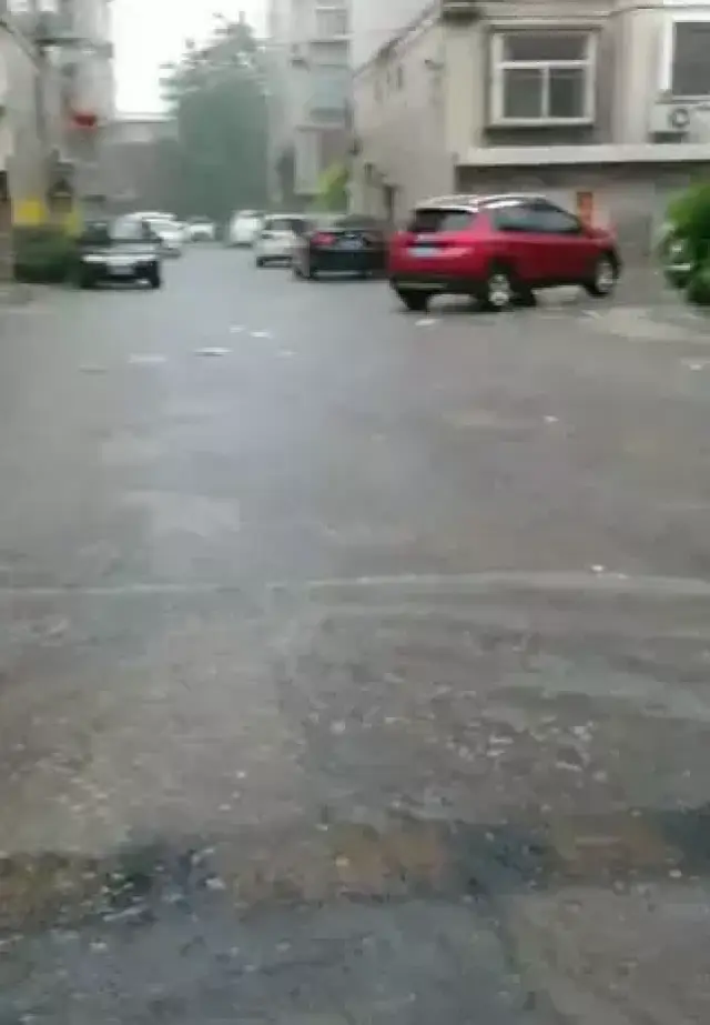 昨夜暴雨突袭! 记者奔赴各地, 发现……