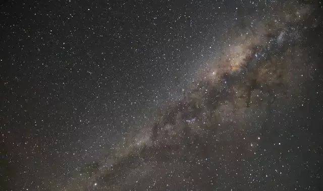 夜晚的湖面上空,灿烂的星河令人震撼,漫天闪耀的繁星更让人忘记了初春