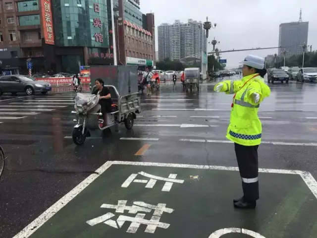 昨夜暴雨突袭! 记者奔赴各地, 发现……