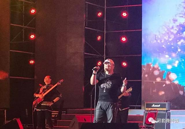 乌拉特电声乐队在河套文化演艺广场激情上演!