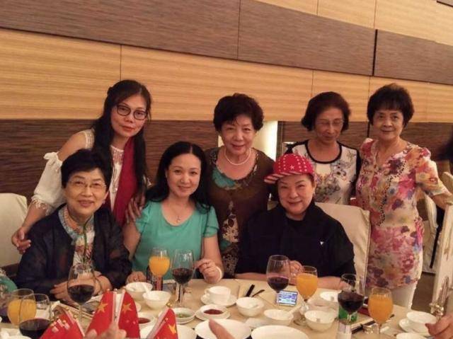 国家一级演员刘桂娟近照,多次登上央视春晚,如今53岁低调幸福