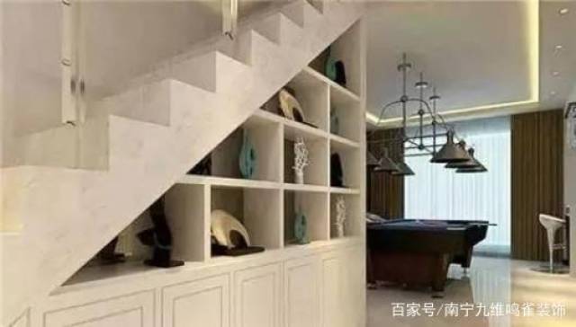 楼梯式鞋柜 在楼梯下方做一个鞋柜存放鞋子,可以很