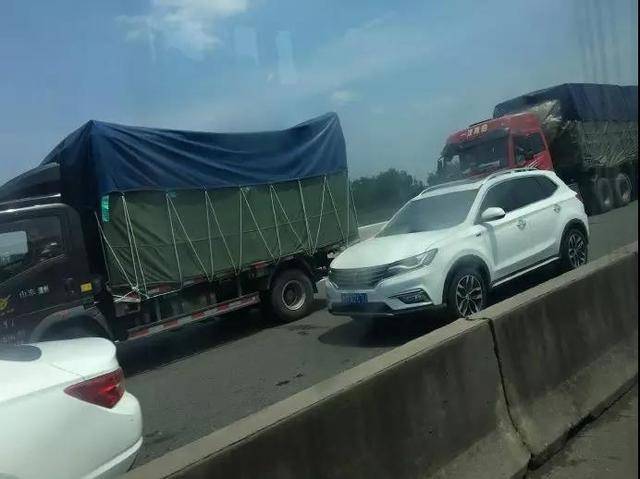 7月14日中午,沾化流钟大桥附近往无棣方向发生交通事故,造成道路拥堵