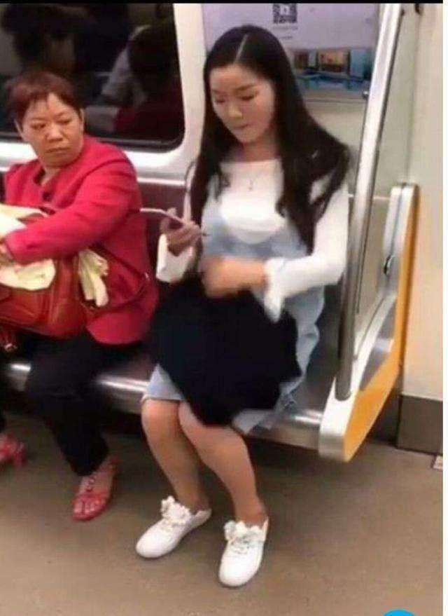 地铁上男乘客给大肚子孕妇让座,后边发生一幕却让乘客