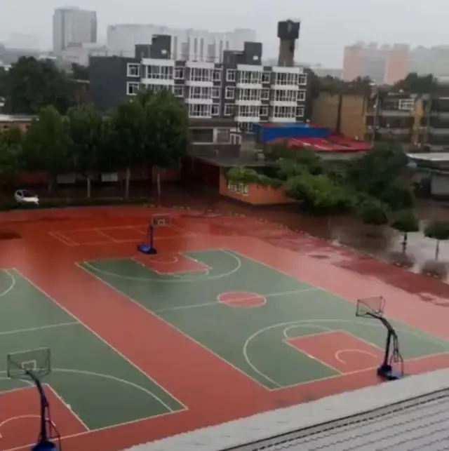 昨夜暴雨突袭! 记者奔赴各地, 发现……