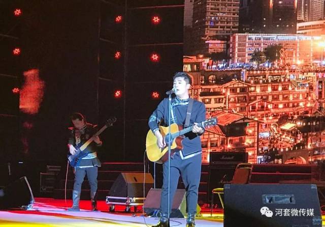 乌拉特电声乐队在河套文化演艺广场激情上演!