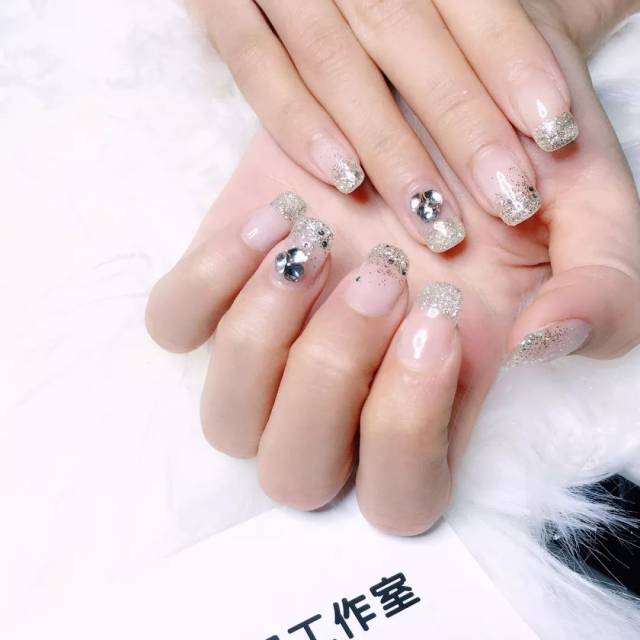 拍婚纱照适合做什么样的美甲?有这篇就够了