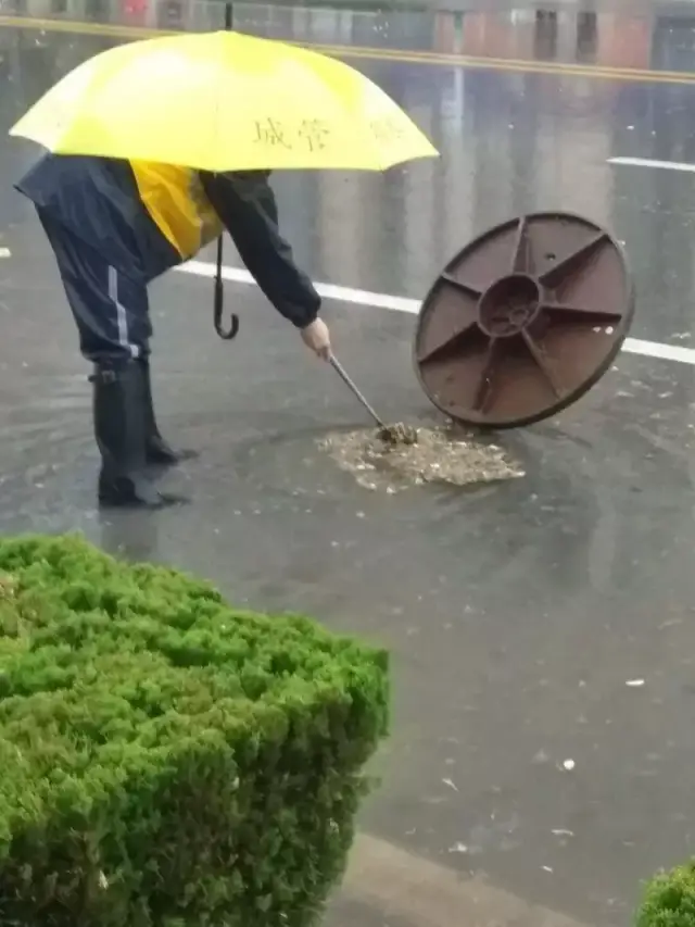 昨夜暴雨突袭! 记者奔赴各地, 发现……