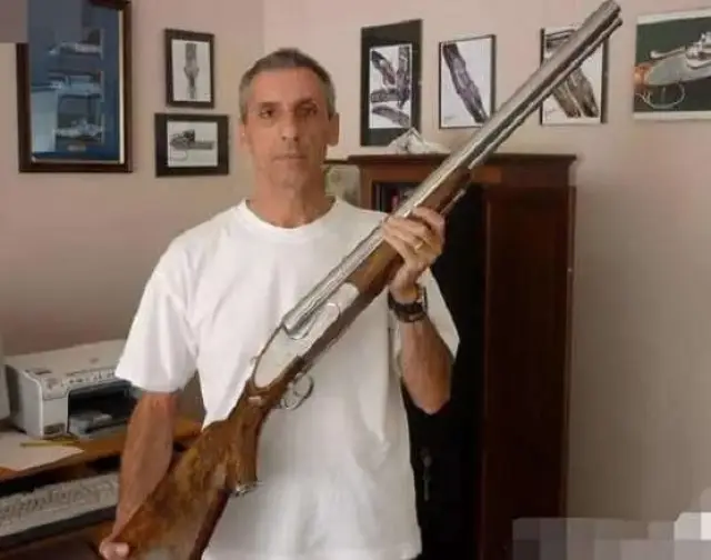 者,其手中这支霰弹枪被称为世界威力最大,价值最昂贵,最罕见的猎枪;该