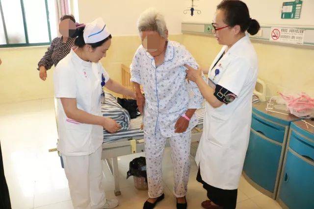术后第二天患者就能下床自主活动,恢复很好.