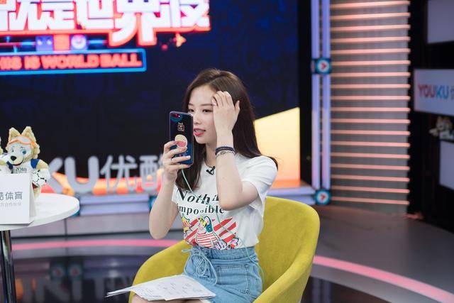 谁说女生都是伪球迷 这个美女解说员用实力折