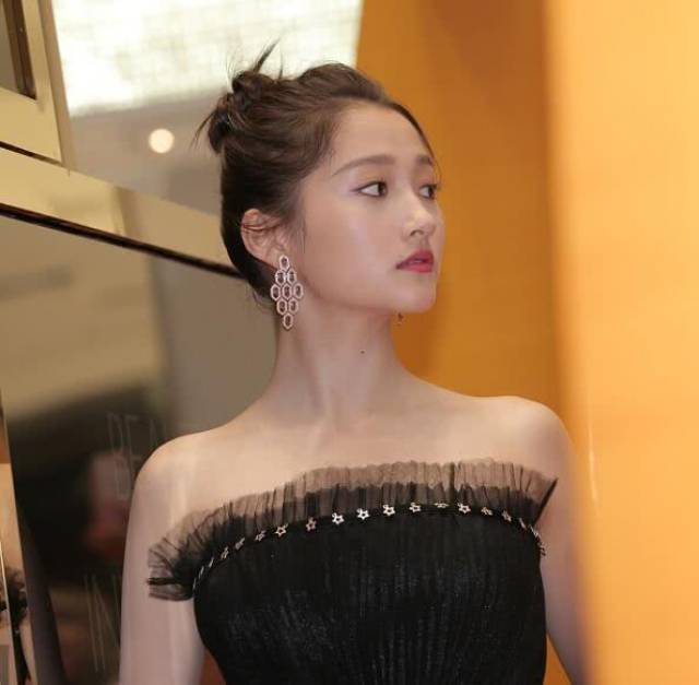 关晓彤终于走性感路线了,一个小动作暴露,其实她还是很保守的