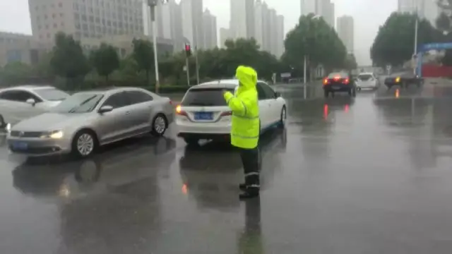 昨夜暴雨突袭! 记者奔赴各地, 发现……