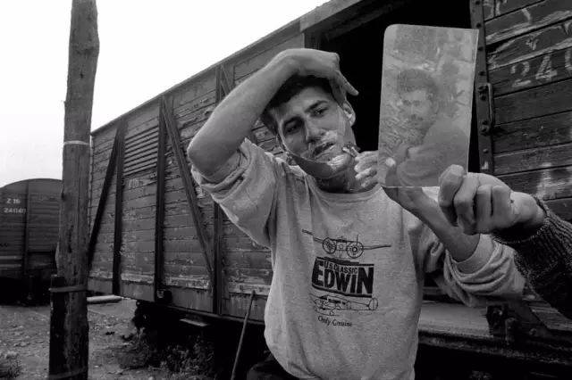 荒芜的风景,颠沛流离的生活 |马格南摄影师Nik