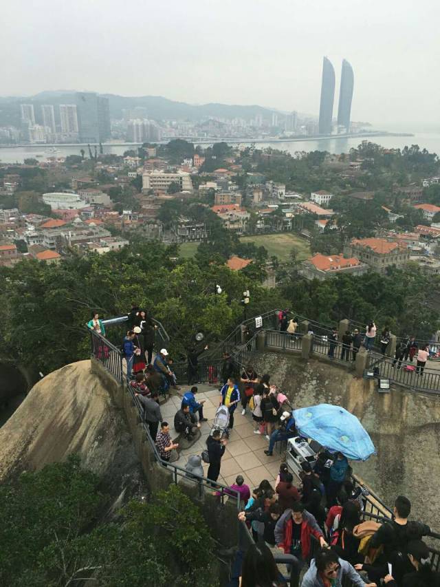 福建厦门鼓浪屿风景区是中国5a级旅游风景区 挤满千人游客