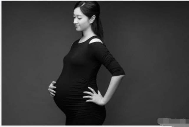 为了凸显出自己的孕肚,沈佳妮的这张照片是侧面的镜头,只见她单手叉腰