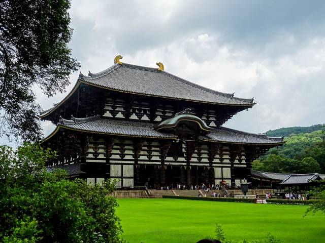 东大寺是日本奈良的千年古寺,相当于15层楼房高,全部木头建造