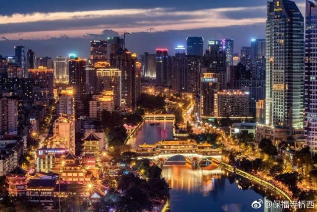 成都,一座网红城市的ab面