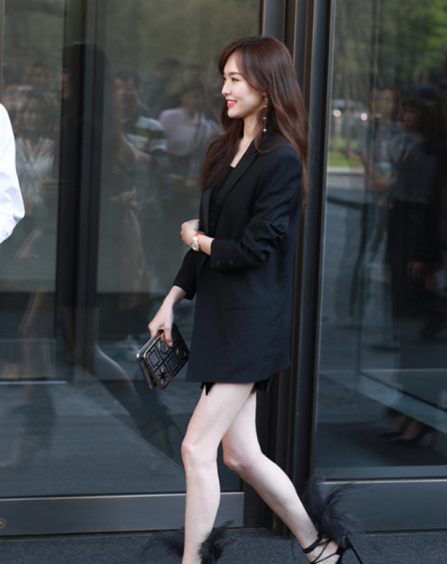 颧骨高的女生怎样化妆,修饰改善高颧骨颧骨显