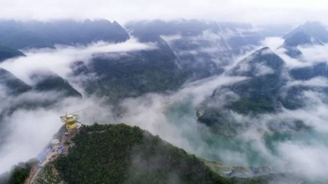 "红水河第一湾"玻璃栈道预计本月底竣工,游客可在半空