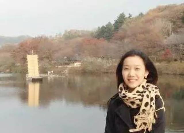 从无p的照片上看,张瑛年轻时颜值非常的高,五官很精致皮肤也很好