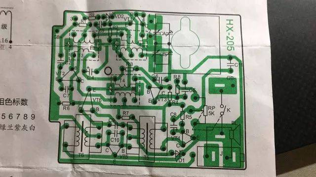 虽然之前已经有很多剧透了,但听到要自己焊接一台收音机时,同学们都