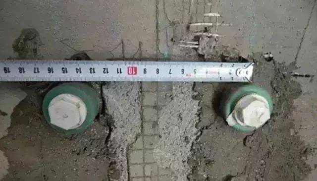 如果冷热水安装得太靠近,由于热胀冷缩,可能造成相互挤压问题.