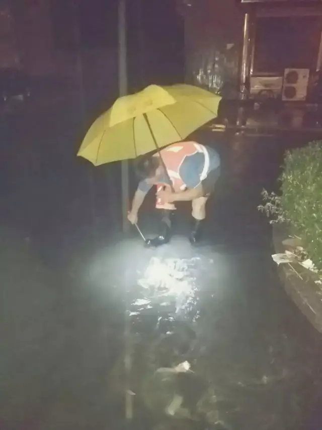 昨夜暴雨突袭! 记者奔赴各地, 发现……