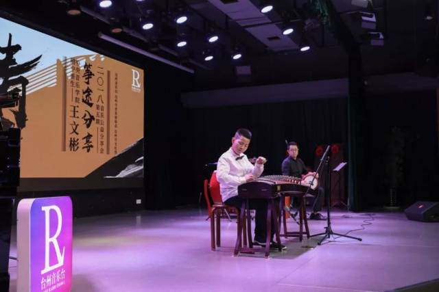献上七首经典的古筝曲目,《西域随想》热烈奔放,《出水莲》古朴悠扬