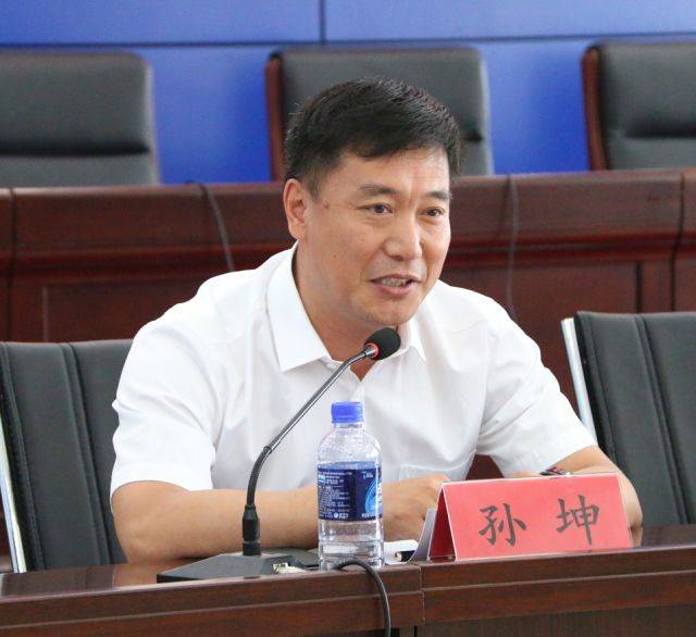 孙坤代表萝北县委,县政府向大会参会人员表示热烈的欢迎,并向会议召开