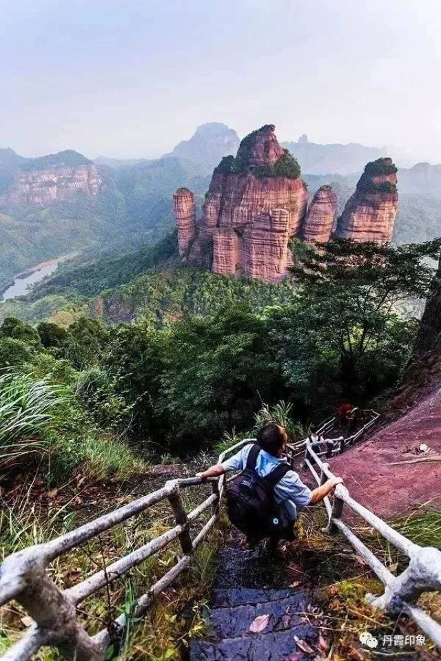 丹霞山位于广东省韶关市东北郊,总面积292平方公里,是中国低海拔山岳