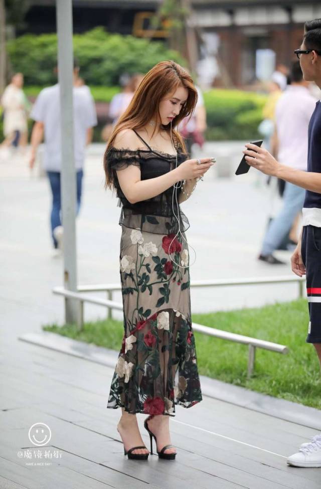 街拍:夏日穿衣一定要清凉,网纱裙加吊带裙依然性感