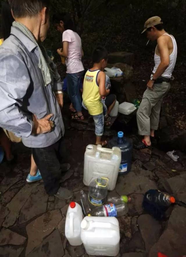 炎炎夏日,杭州本地人都爱拎桶去这5个地方!四五十人抢着排队