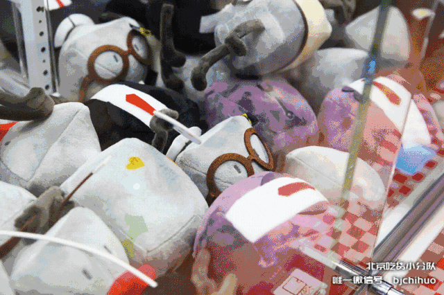 除了毛绒玩具,旗舰店里还有很多当下很火的盲盒公仔,像是【tokidoki