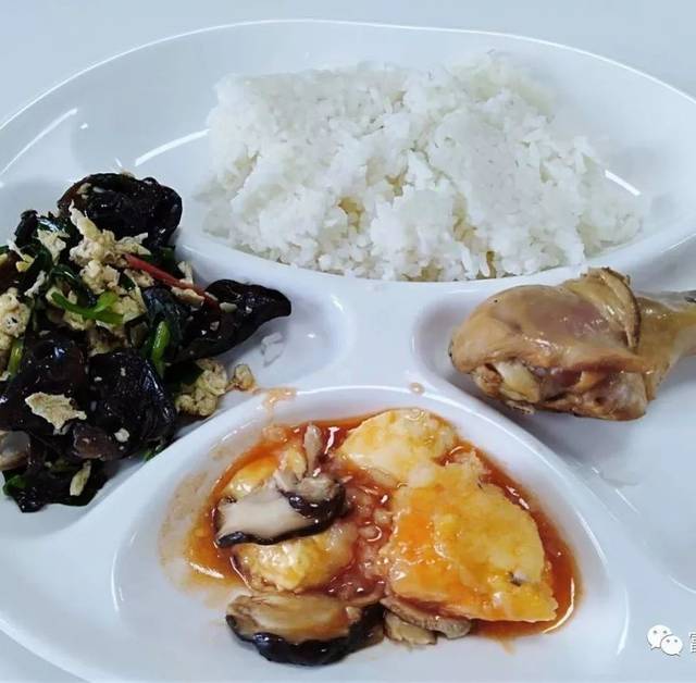 伙食 联合园区总务餐饮为夏令营定制营养套餐,荤素搭配,美味汤品,餐