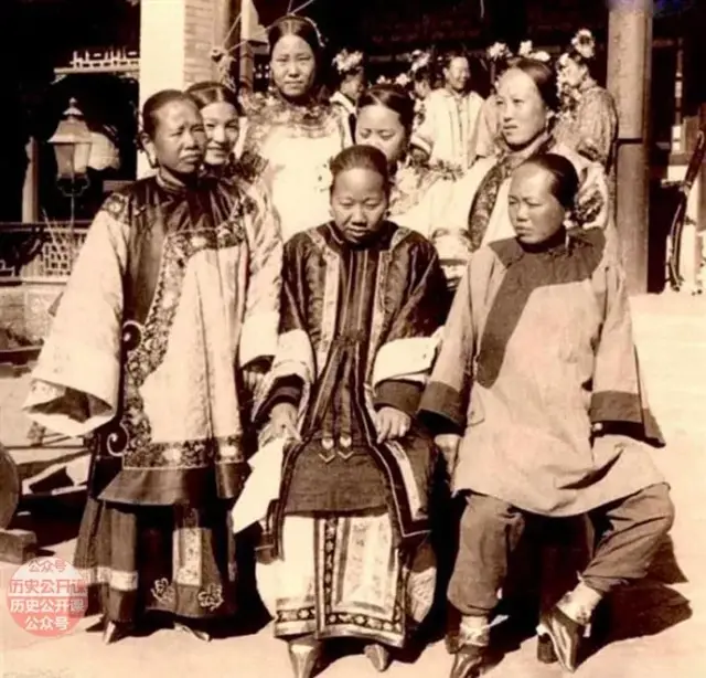 30张老照片:古代中国女人裹小脚到底为了啥?