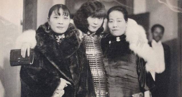 大波浪发,小坤包,原来于凤至年轻时这样漂亮时尚,说她