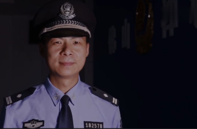 戏精民警一人分饰十几角 实力演绎便衣警察的日常